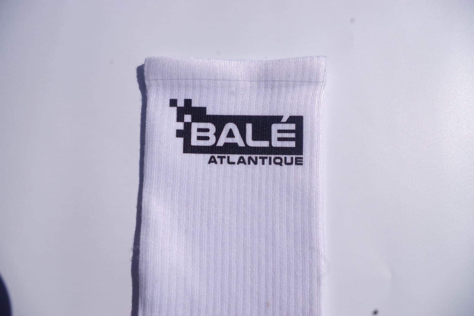 Chaussettes blanches personnalisées au logo BALÉ Atlantique, imprimé sur la maille côtelée