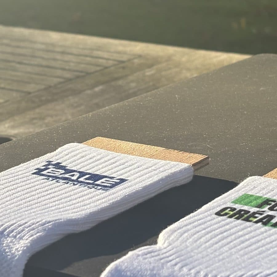 Chaussettes personnalisées avec logo de club imprimé sur la maille, en extérieur